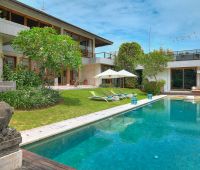 Вилла Aiko, Бассейн и сад