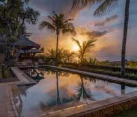 Вилла Cemara, Бассейн на закате Вилла Cemara, Бассейн на закате